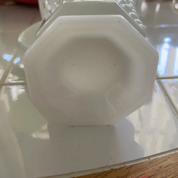 Beautiful milk glass pitcher - Picture 4 of 4